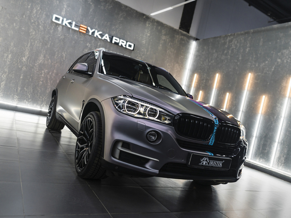 Оклейка правой части автомобиля цветной виниловой пленкой IRISTEK